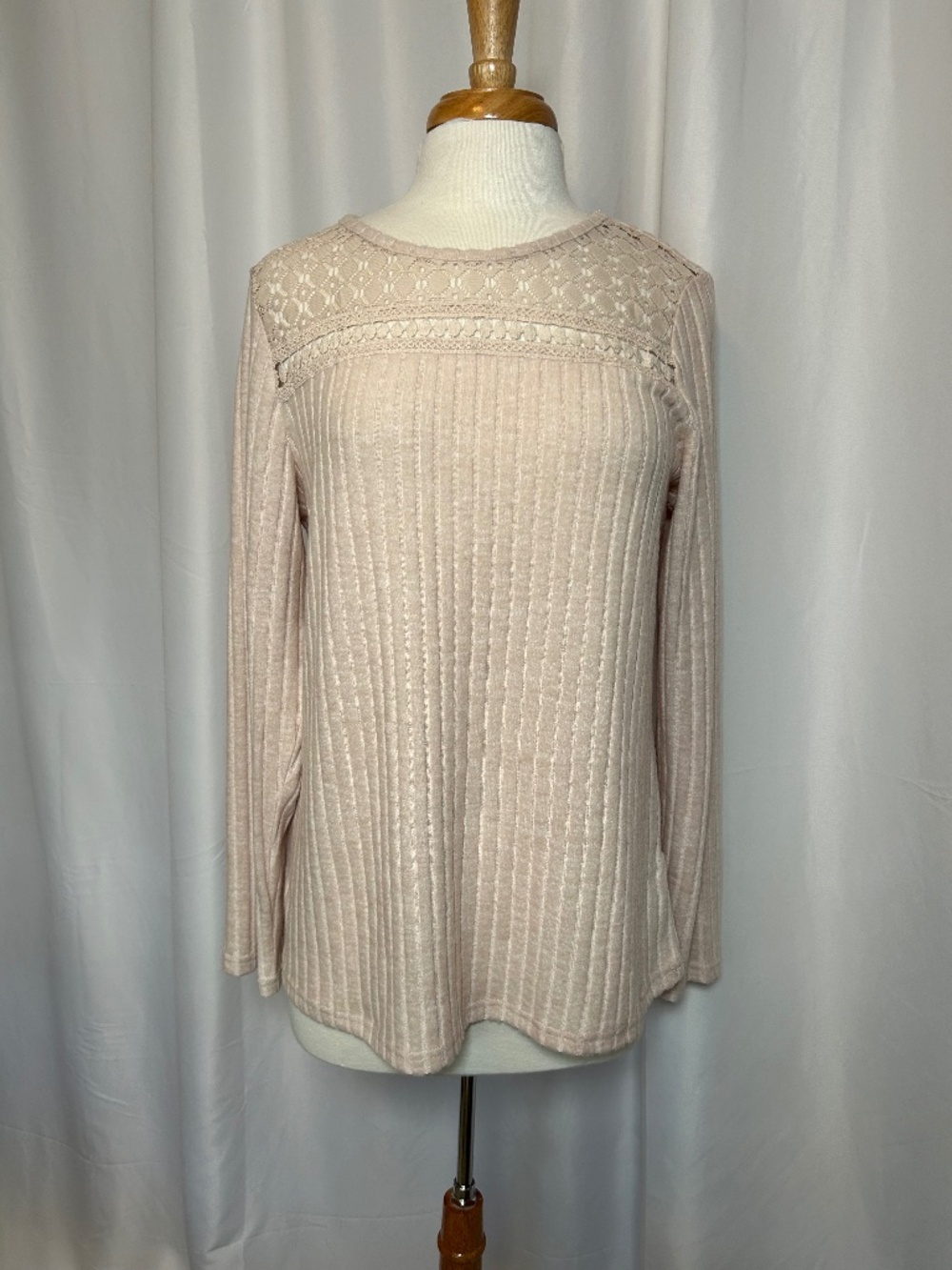 AUTOMET BEIGE RIBBED KNIT TOP WITH A DECORATIVE LACE YOKE - SIZE LARGE